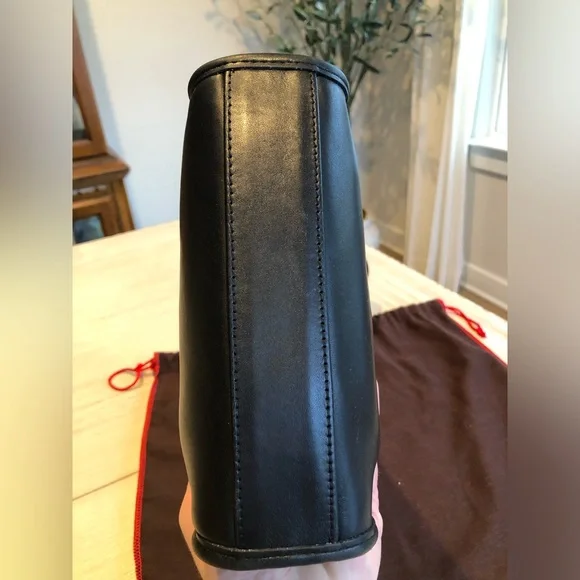 Vintage Coach Legacy Small Zip Bag #9997
Black Leather w/ hangtag and dust bag - Picture 4 of 16